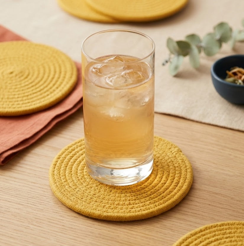 Portavaso minimalista Lilia Baez en color Amarillo vibrante. Elaborado artesanalmente en cordón enrollado de alta densidad para aportar luz a la mesa.