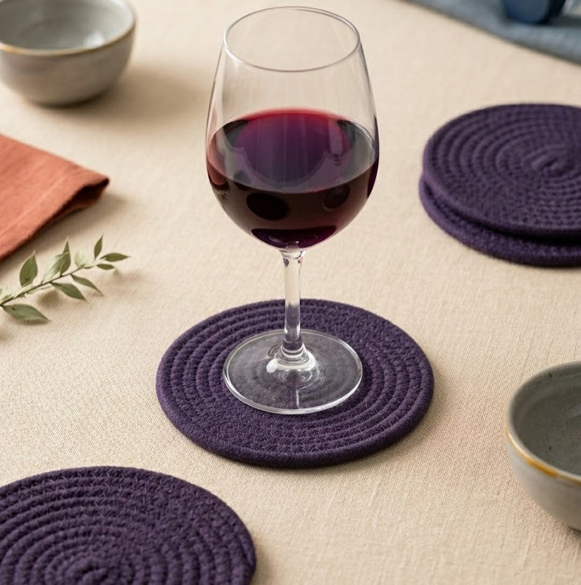 Portavaso circular minimalista Lilia Baez en color Azul oscuro intenso. Pieza de autor en cordón de alta densidad para mesas de diseño exclusivo.