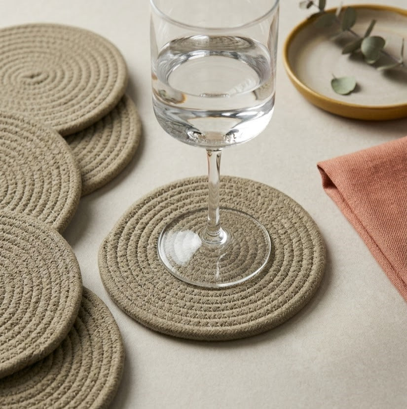 Portavaso minimalista artesanal Lilia Baez en color Caqui profundo. Pieza de autor en cordón enrollado para una decoración de mesa con carácter y lujo.