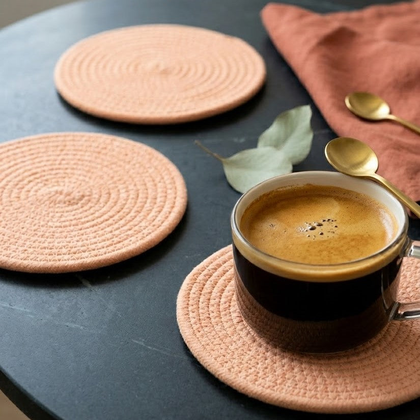 Portavaso circular de lujo Lilia Baez en color Champaña. Diseño minimalista artesanal en cordón de alta densidad para ambientes exclusivos.