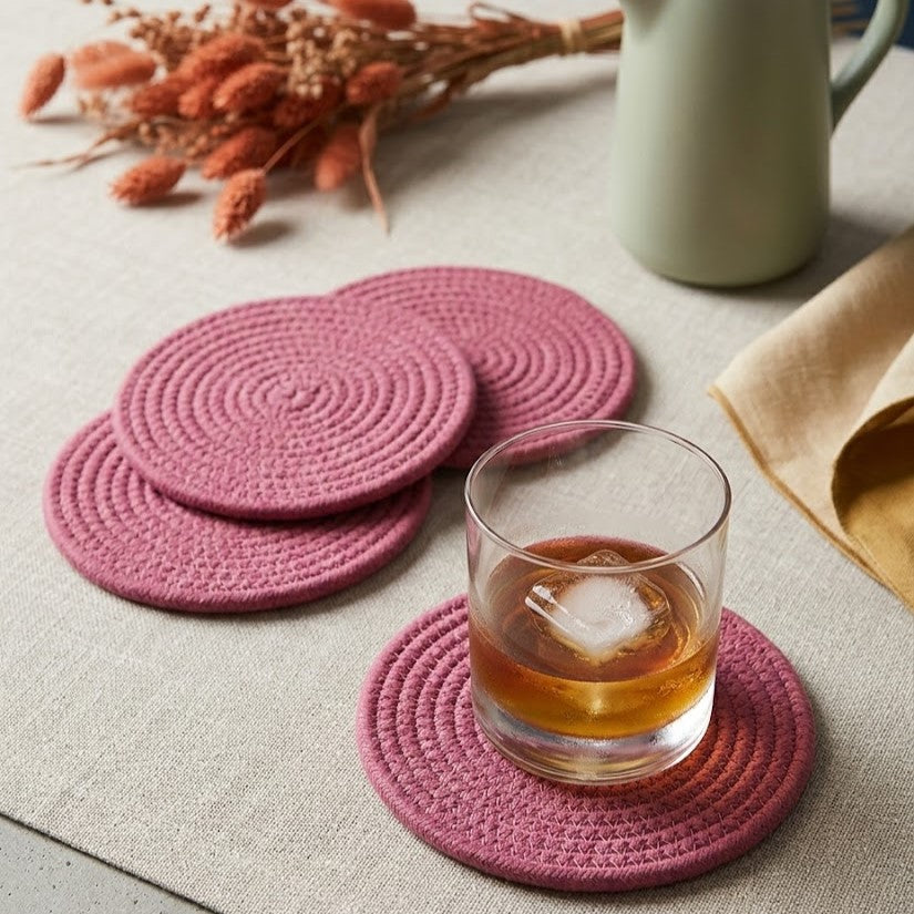 Portavaso circular minimalista Lilia Baez en color Fucsia intenso. Detalle en cordón de alta densidad con alta saturación de color para mesas chic de autor.