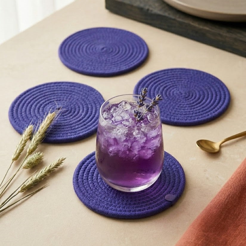 Portavaso minimalista artesanal Lilia Baez en color Morado profundo. Pieza de autor en cordón enrollado para una decoración de mesa con carácter y lujo