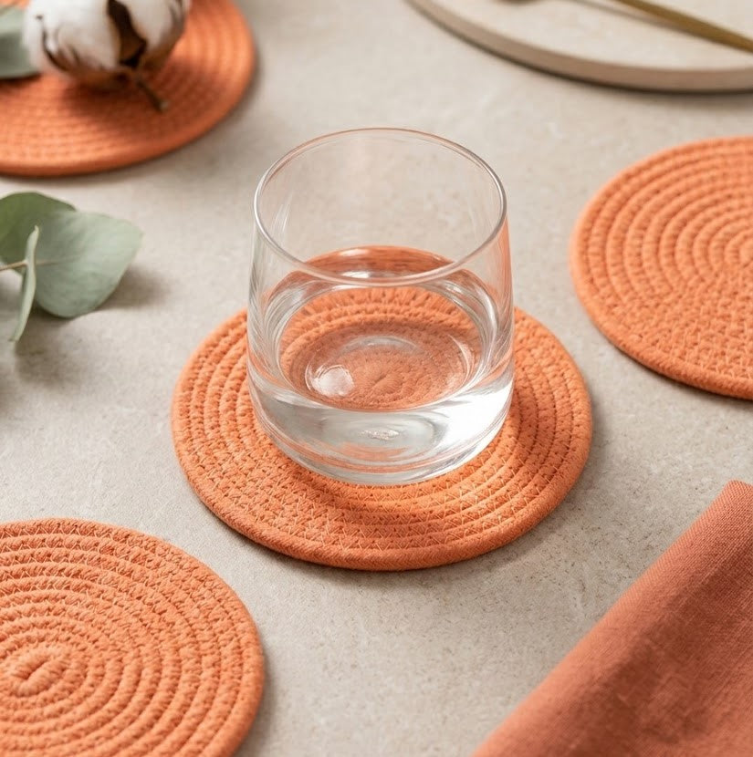 Portavaso artesanal de lujo Lilia Baez en color Naranja metálico. Diseño minimalista en cordón enrollado para una decoración de mesa glamorosa y exclusiva