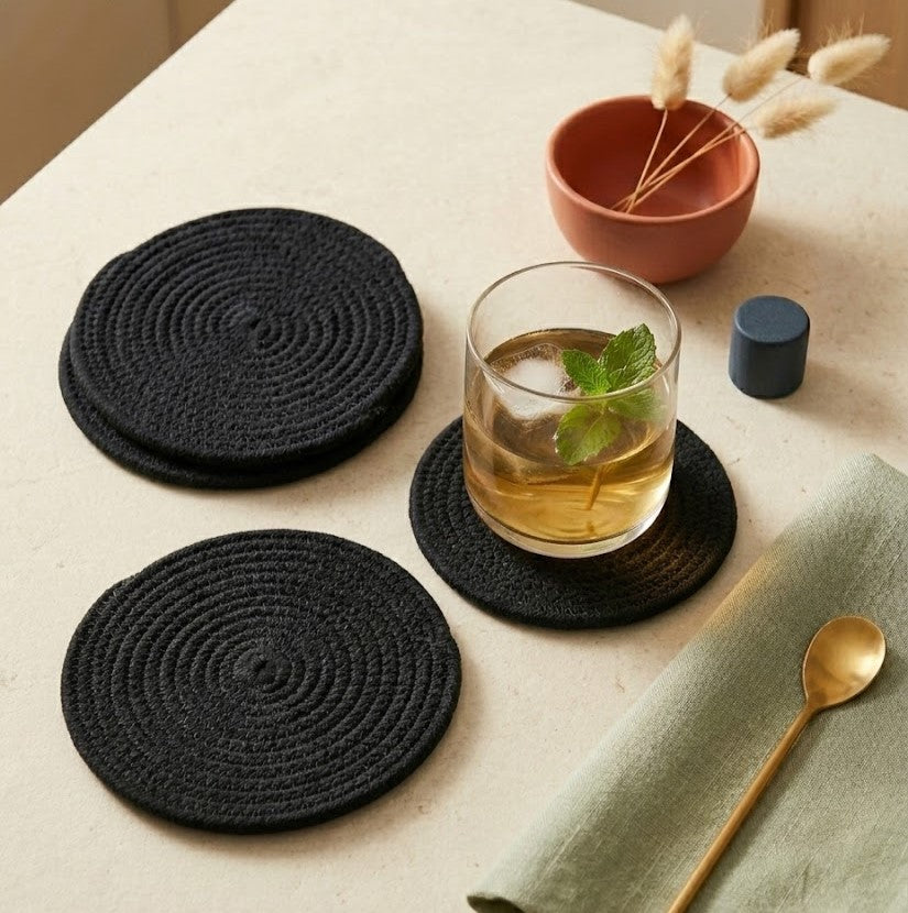 Portavaso circular de lujo Lilia Baez con diseño minimalista, elaborado artesanalmente en cordón de alta densidad color Negro absoluto. Detalle decorativo elegante y sofisticado para mesas de diseño de autor.