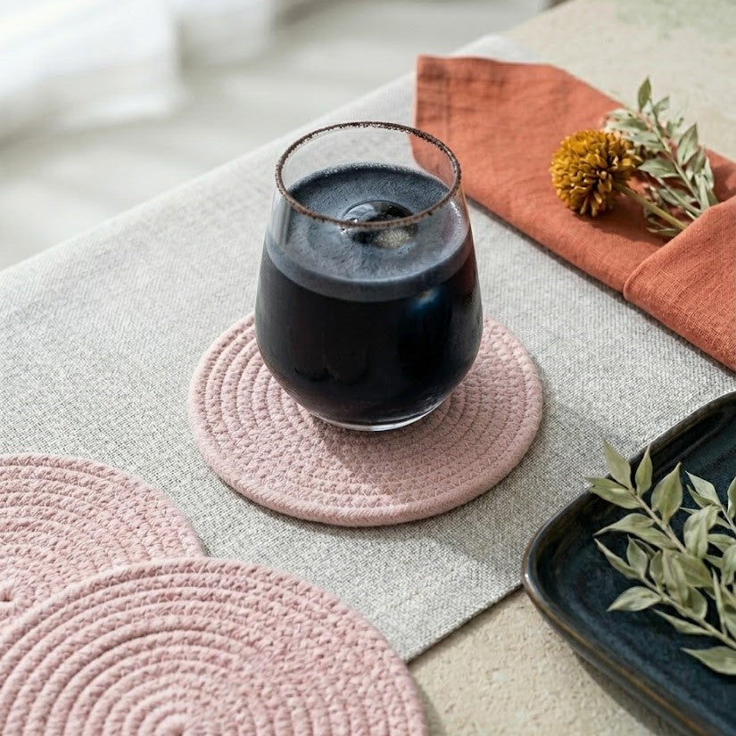 Portavaso circular de lujo Lilia Baez en tono Rosa. Diseño minimalista en cordón enrollado de alta densidad para complementar vajillas exclusivas.
