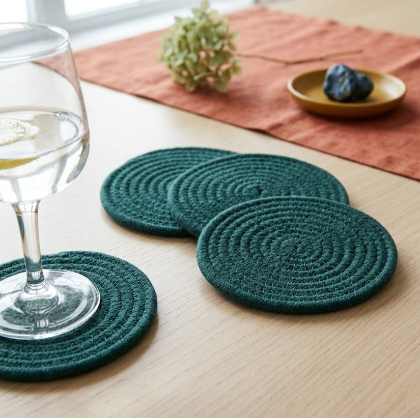 Portavaso minimalista Lilia Baez en color Verde pino. Elaborado artesanalmente en cordón enrollado para aportar frescura y diseño a mesas de estrato 5 y 6.